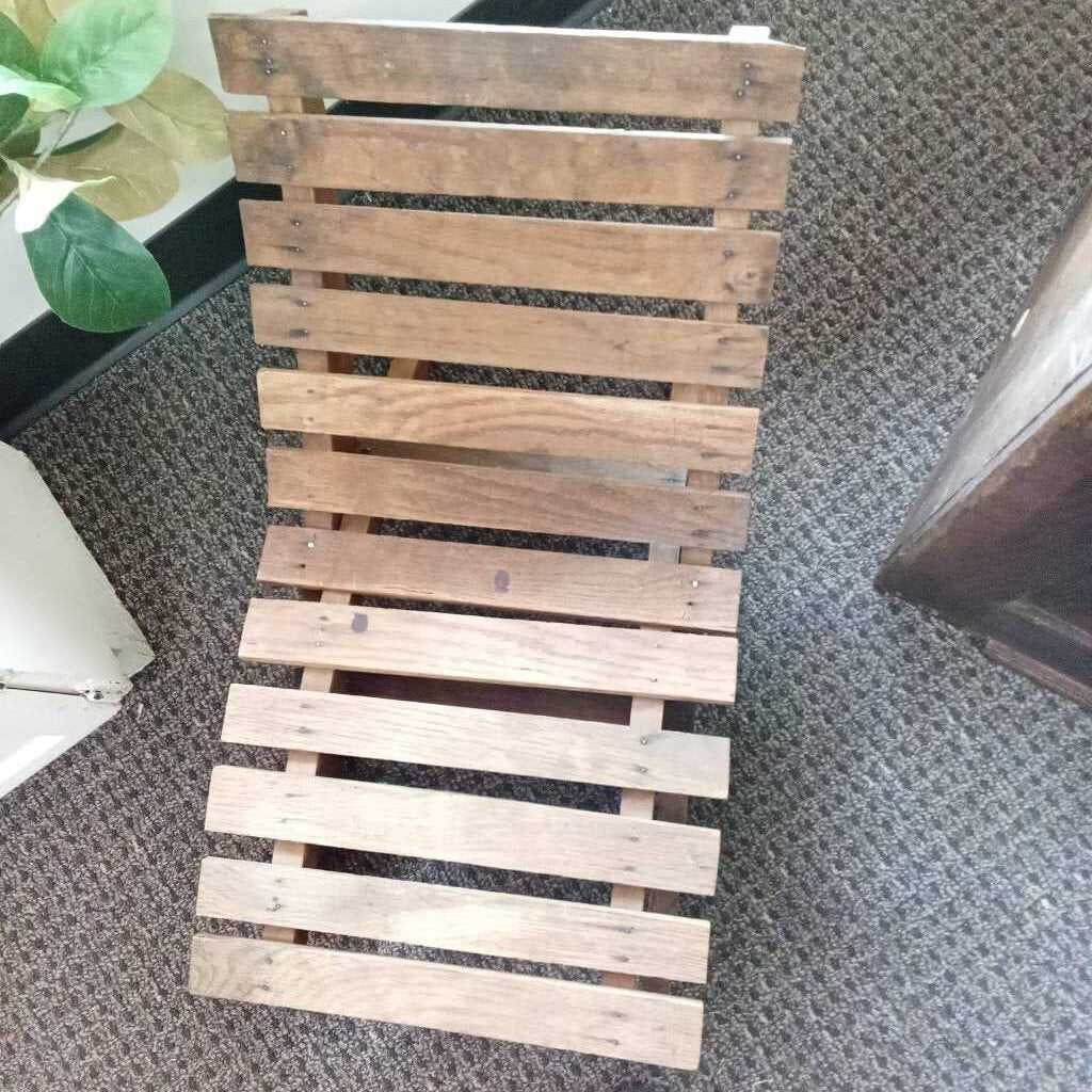 CHILDS WOODEN SLATTED 2PC CHAIR