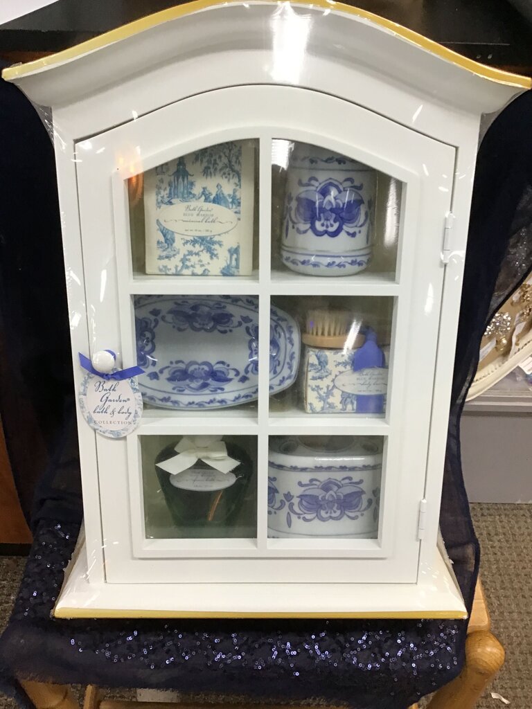 Display Cabinet with Blue and White China