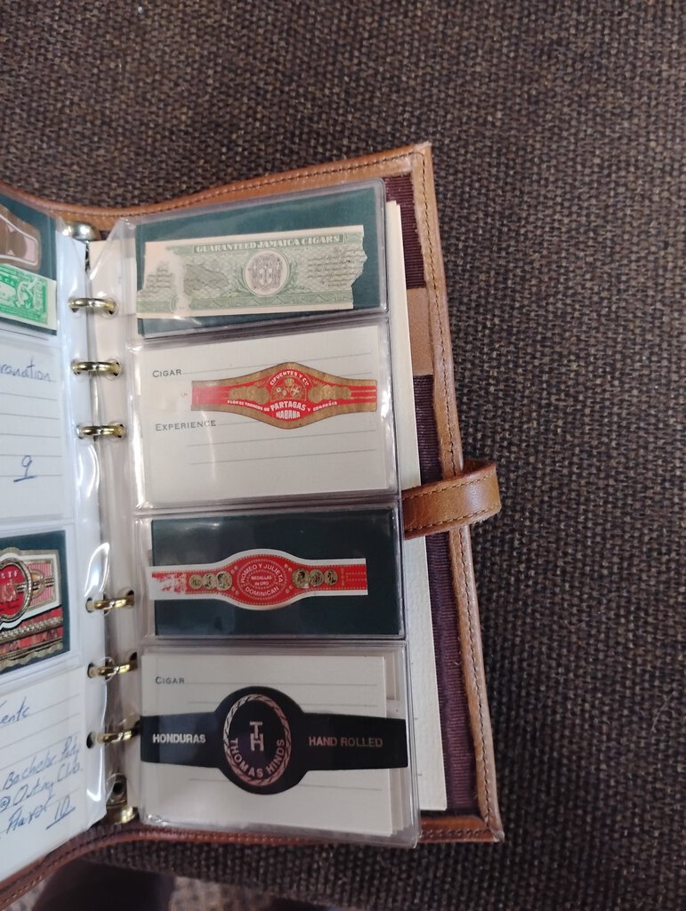 VINTAGE BOOK OF CIGAR/TOBACCO BANDS LABELS