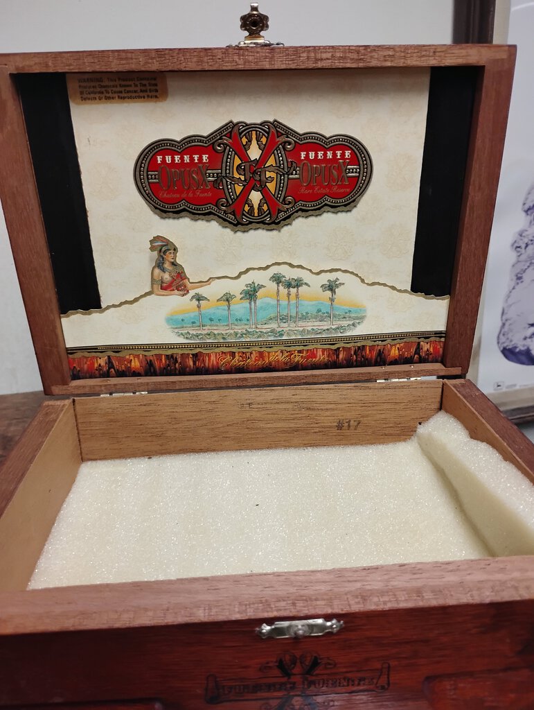 CHATEAU CIGAR BOX