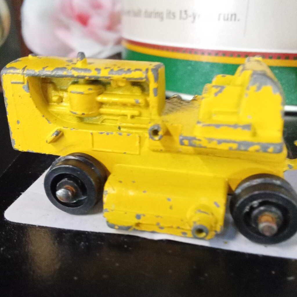 VINTAGE CATERPILLAR TRACTOR