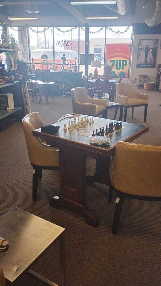 CHESS TABLE/ FIRM