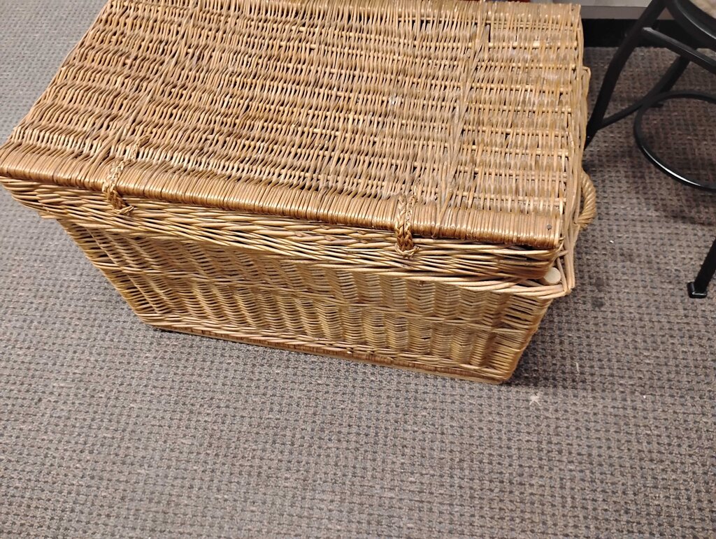 XTRA LARGE VINTAGE WICKER BASKET W/ LID