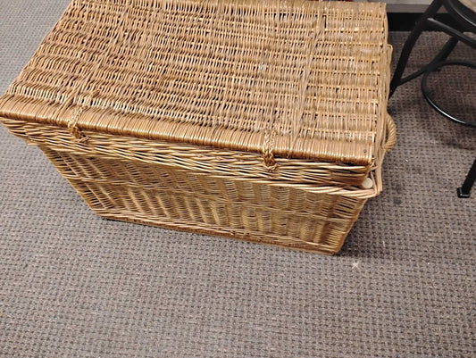 XTRA LARGE VINTAGE WICKER BASKET W/ LID