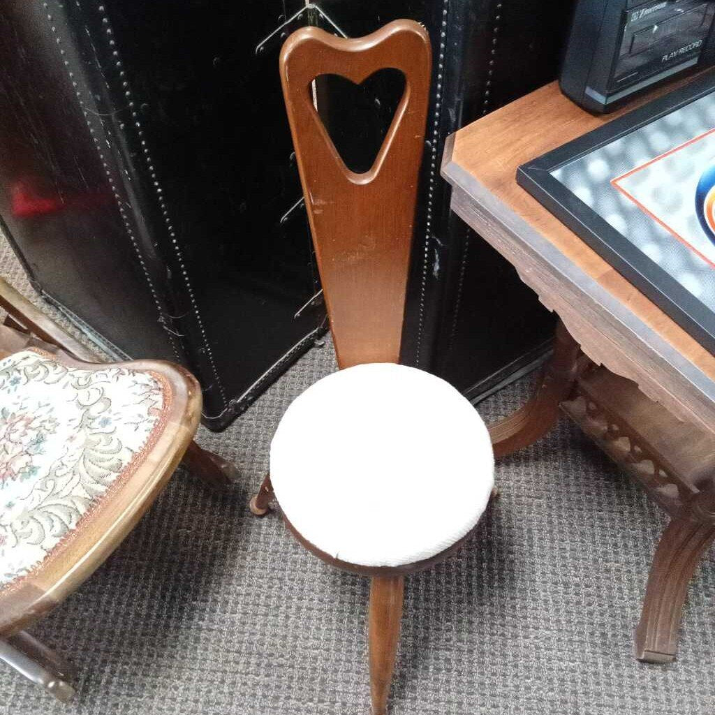 VINTAGE MA-LECK WOODCRAFT BIRTHING STYLE UNIQUE 3 LEGGED 34" TALL CHAIR