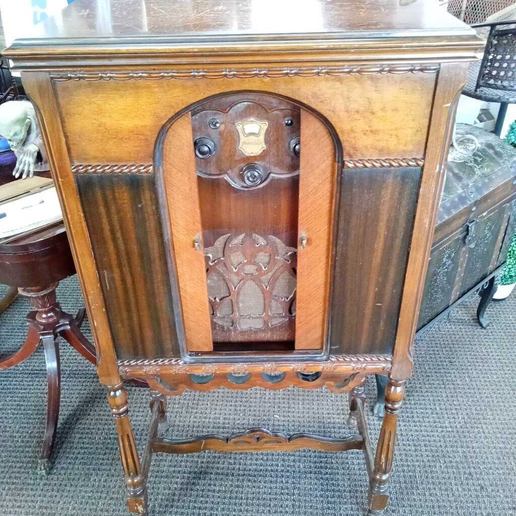 ANTIQUE ATWATER KENT CABINET RADIO. ALL ORIGINAL