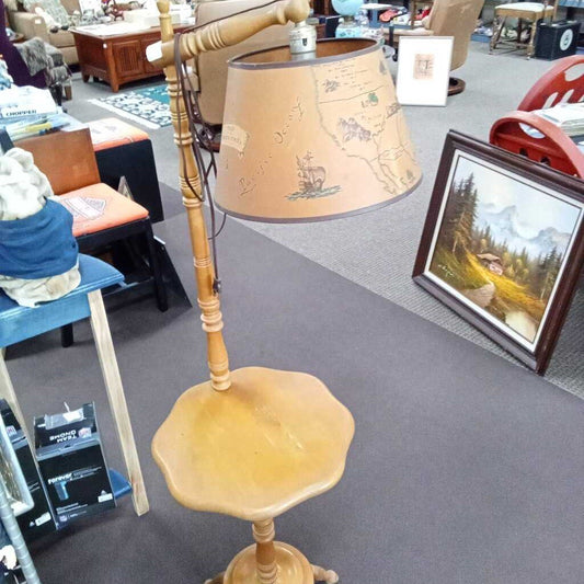 VINTAGE UNIQUE FLOOR LAMP WITH AN INTGRATED TABLE FEATURING A VINTAGE STYLE MAP OF THE UNITED STATES