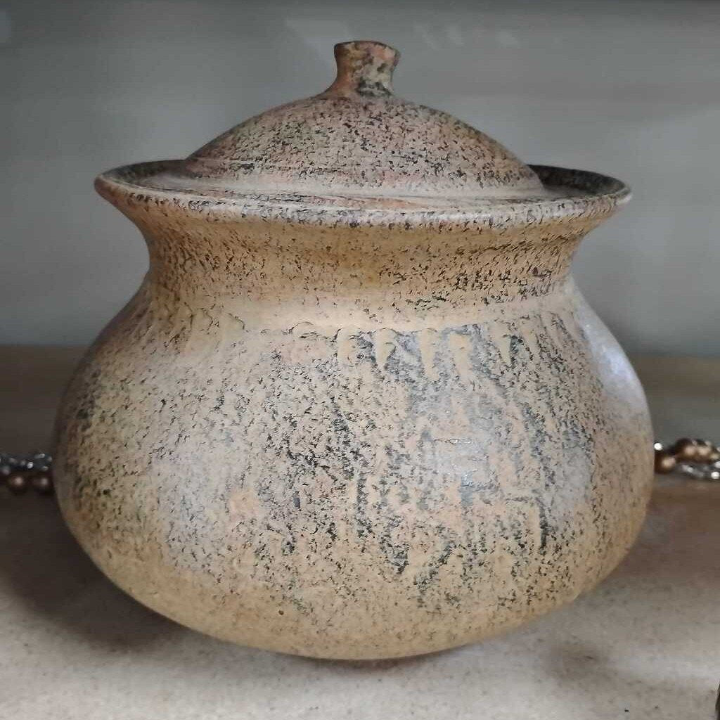 CERAMIC CLAY POT W/LID