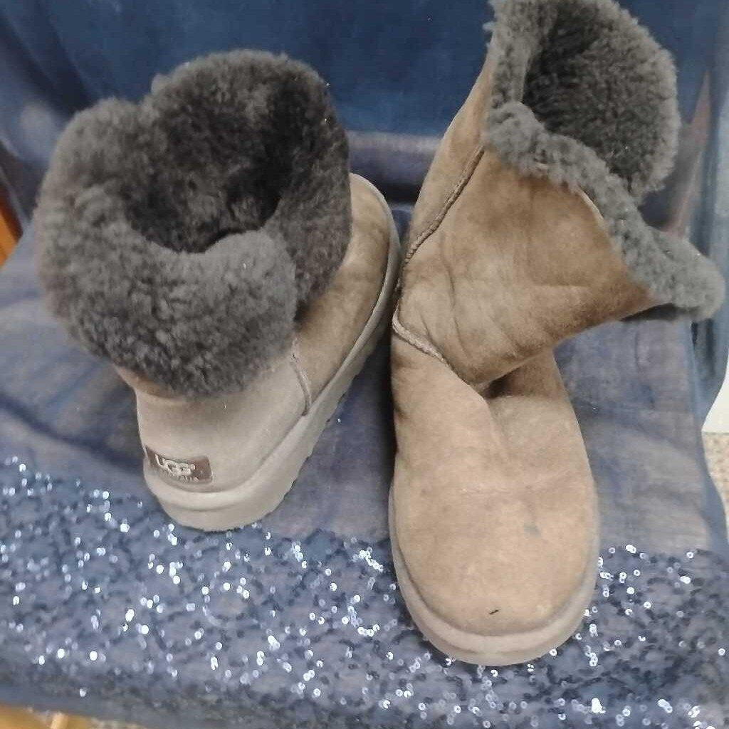 UGG SNOW BOOT SZ 9.5