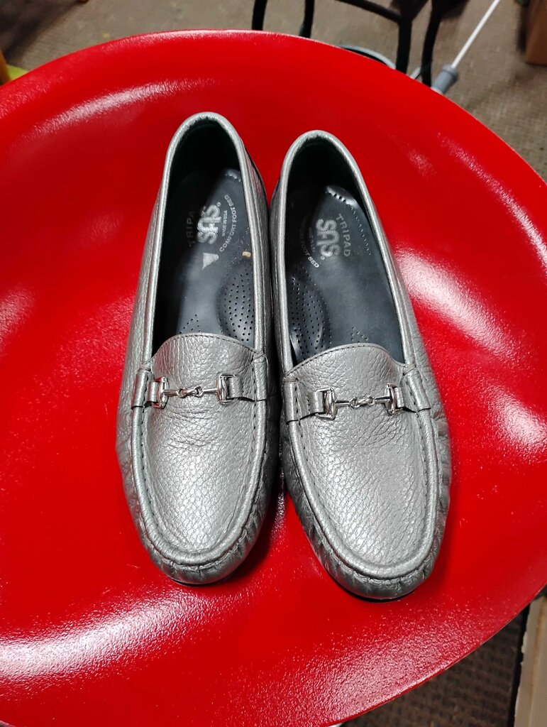 SAS WOMENS SZ 8 PEWTER SILVER SLIP ON LOAFER