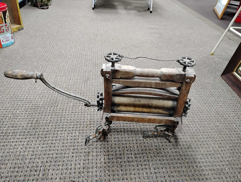 ANTIQUE HAND CRANK CLOTHES WRINGER ANCHOR BRAND