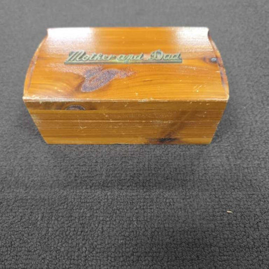 VINTAGE MOTHER AND DAD CEDAR KEEPSAKE BOX