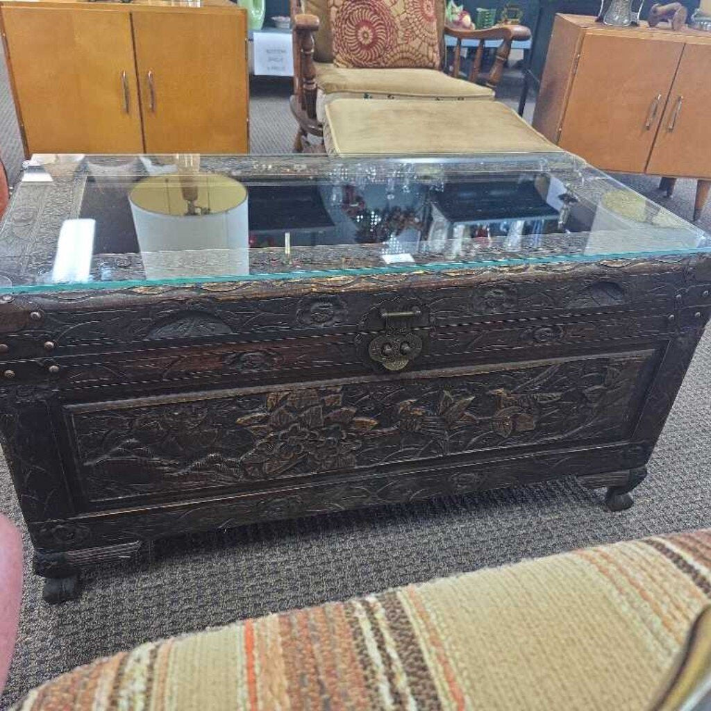 VINTAGE MAJESTIC CO. CARVED WOODEN CHINOISERIE TRUNK/CHEST