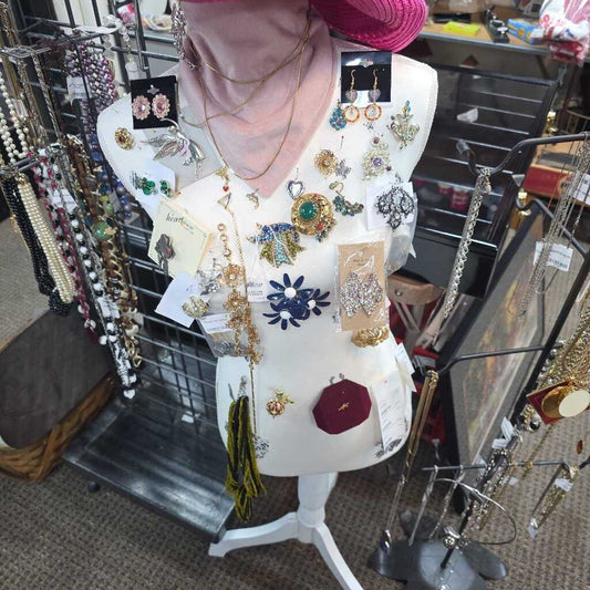 BROOCHES