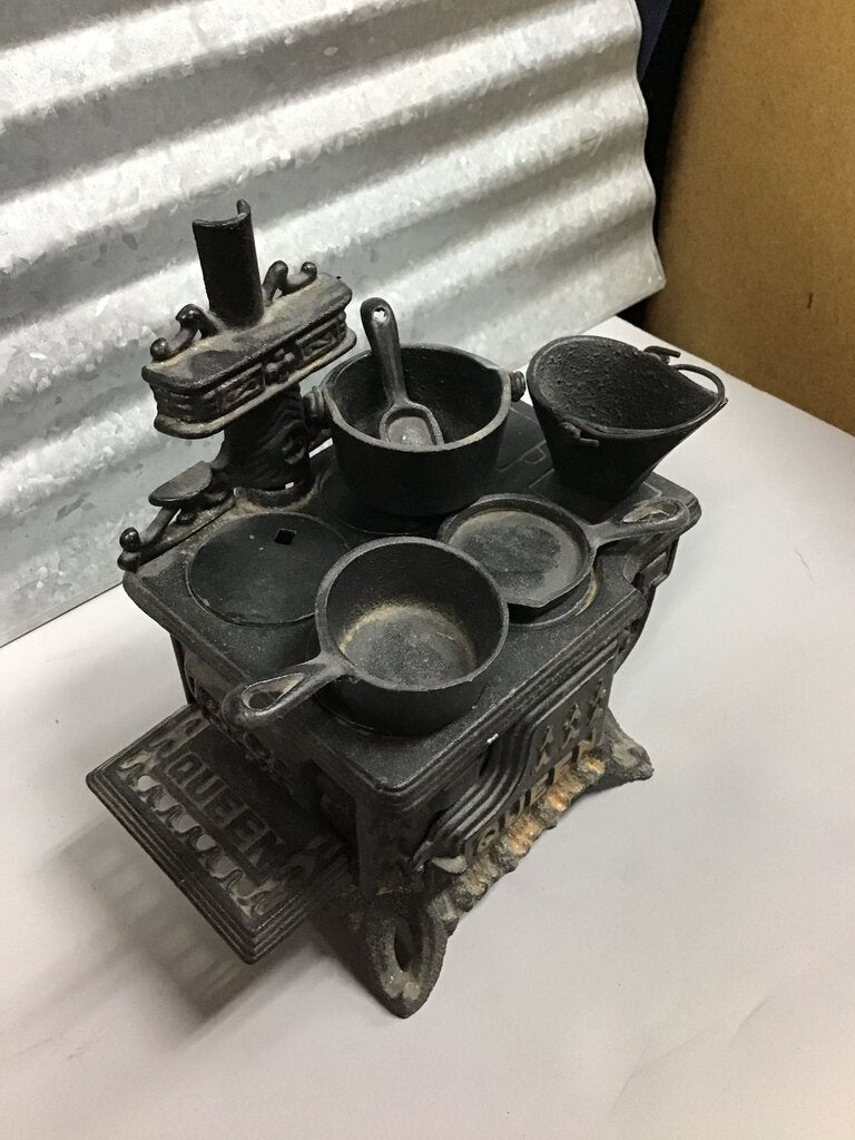 Vintage queen cast, iron stove, salesman, sample, complete set mint