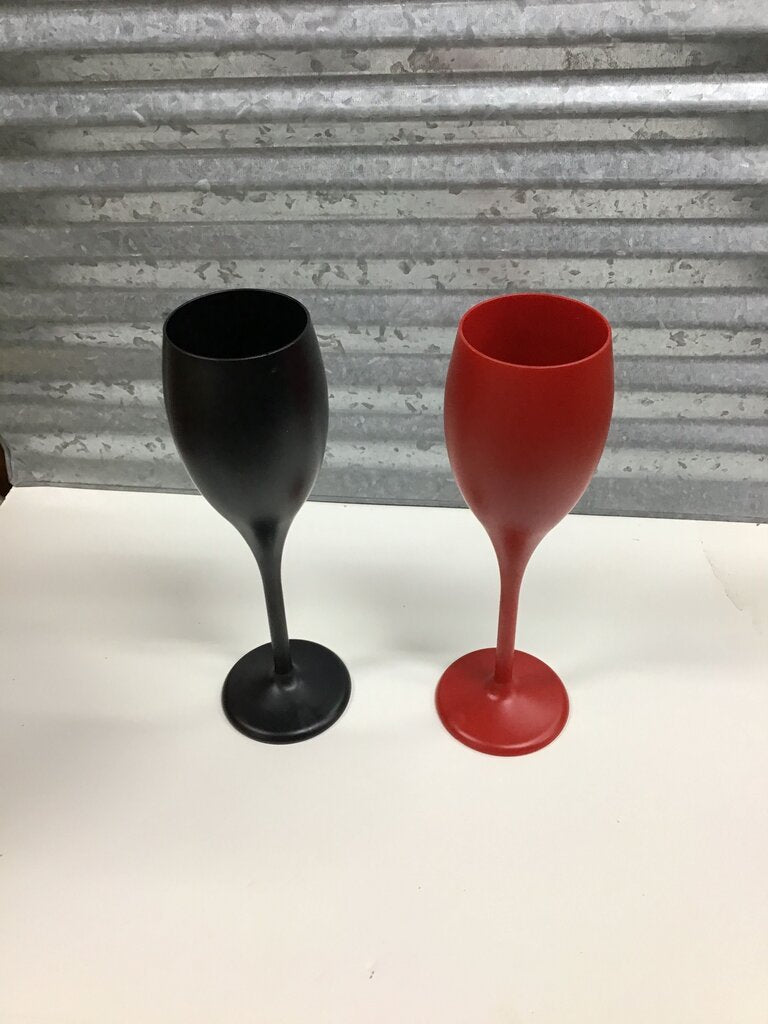 Set of Two Plastic Wine Glasses in Black and Red
