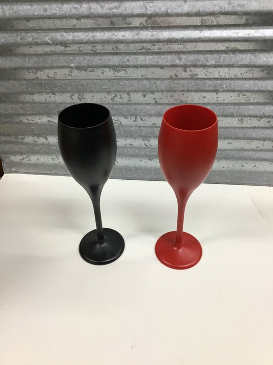 Set of Two Plastic Wine Glasses in Black and Red